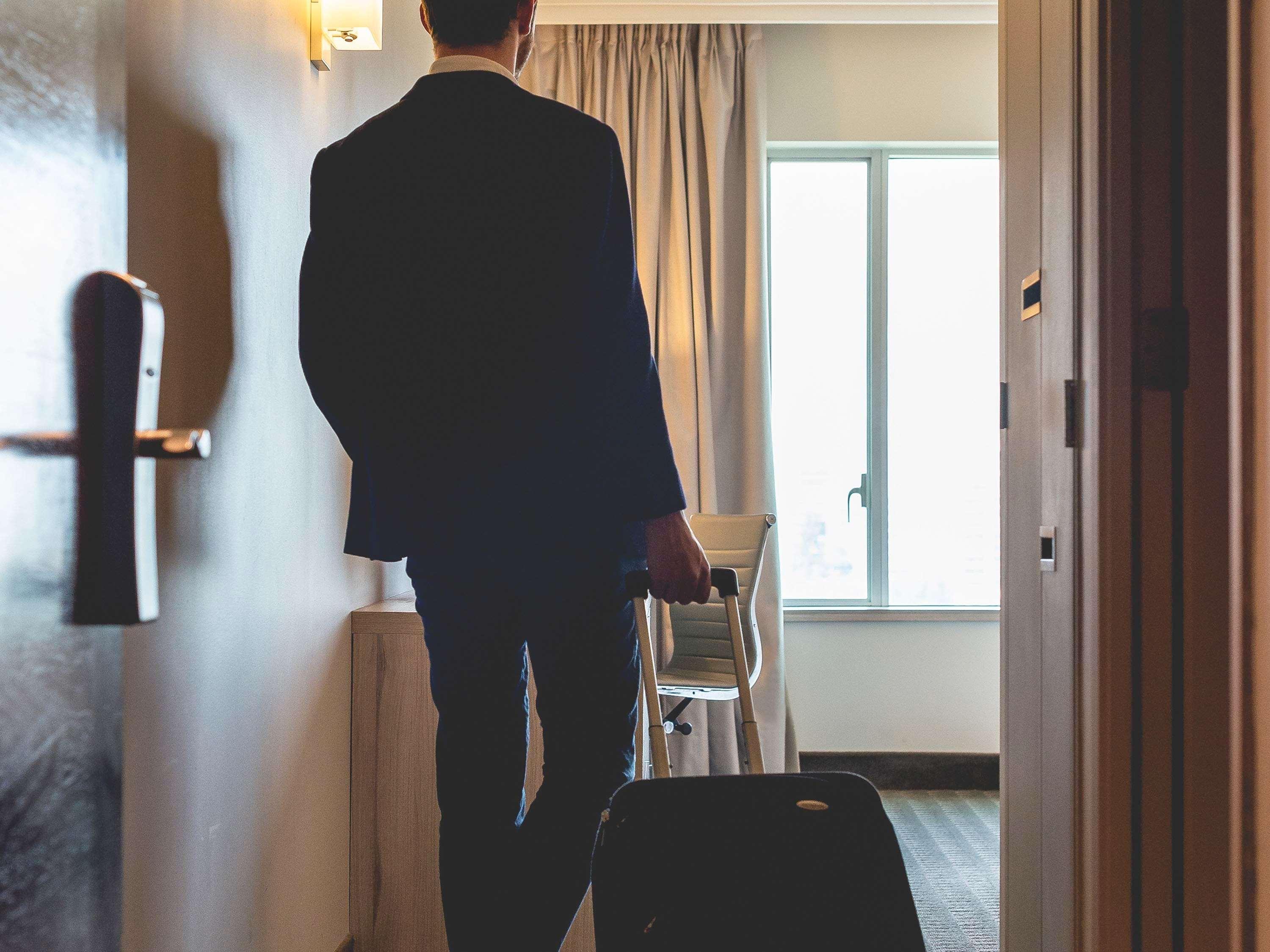 Pullman Santiago Vitacura Экстерьер фото A bellboy entering a hotel room