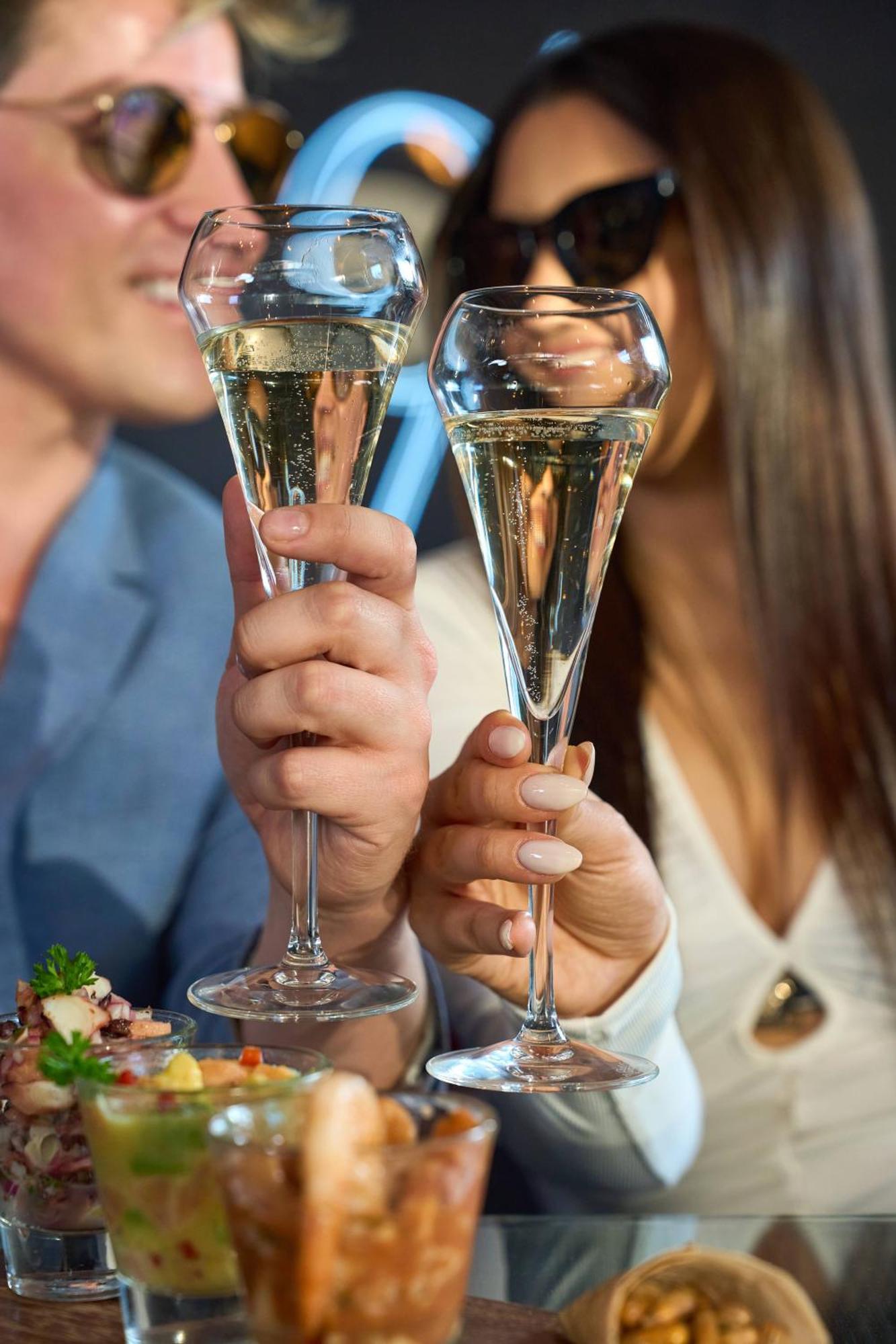 Pullman Santiago Vitacura Экстерьер фото Champagne flutes