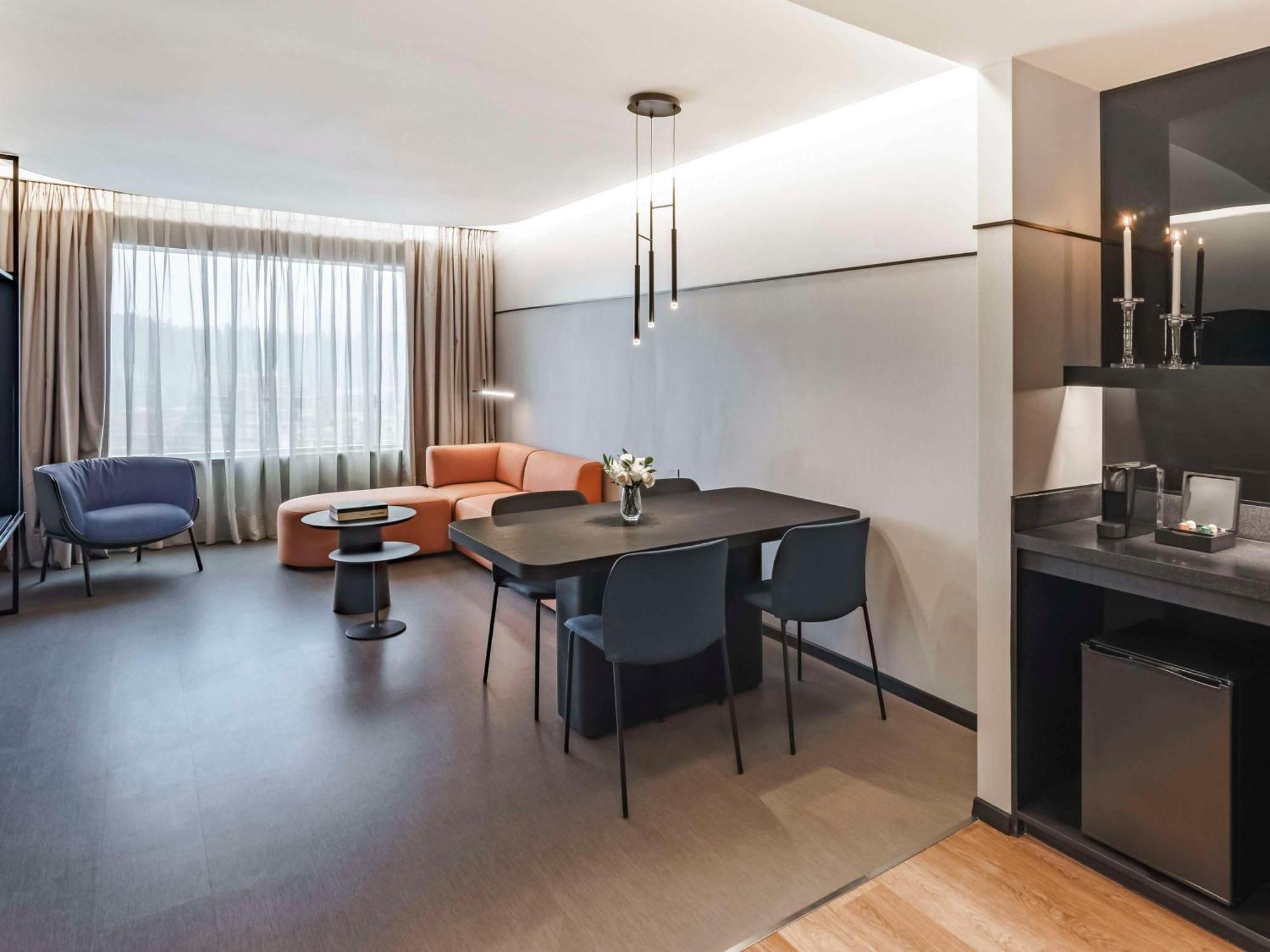 Pullman Santiago Vitacura Экстерьер фото A suite at the hotel