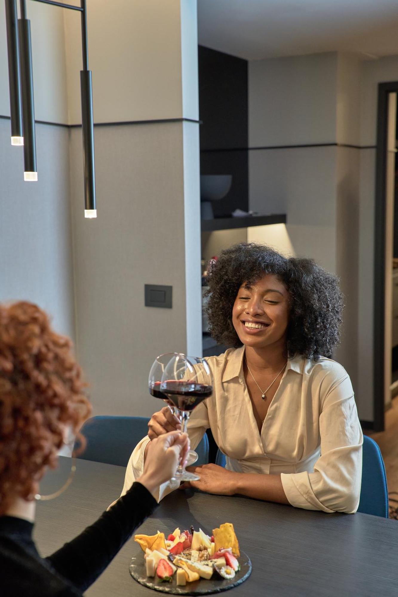 Pullman Santiago Vitacura Экстерьер фото A woman with a glass of wine