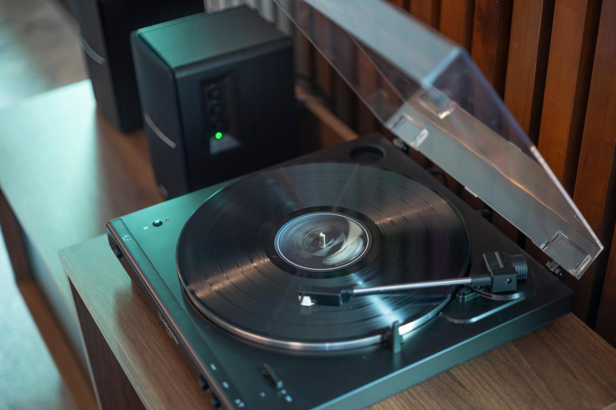 Pullman Santiago Vitacura Экстерьер фото A record player