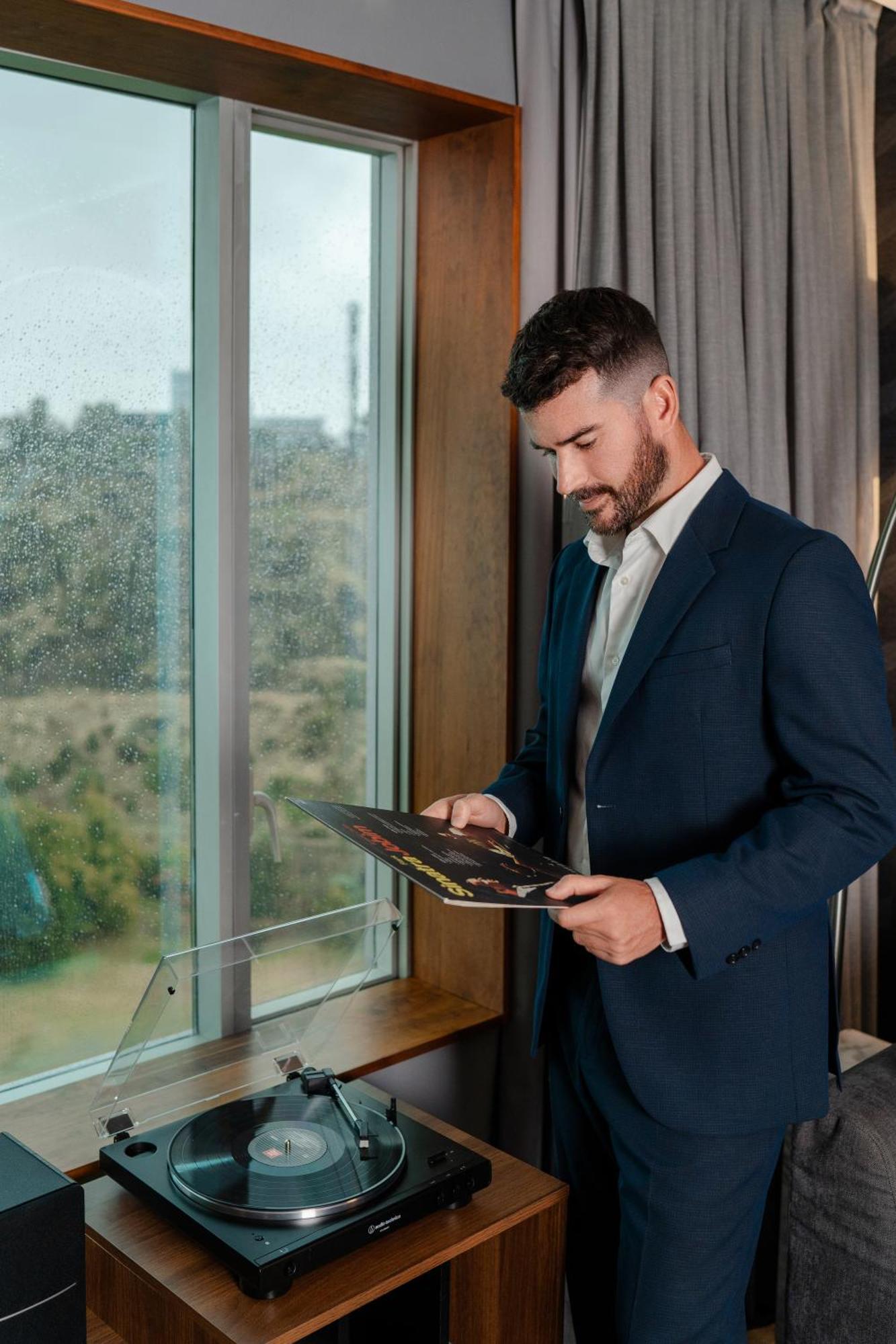 Pullman Santiago Vitacura Экстерьер фото A man wearing a suit