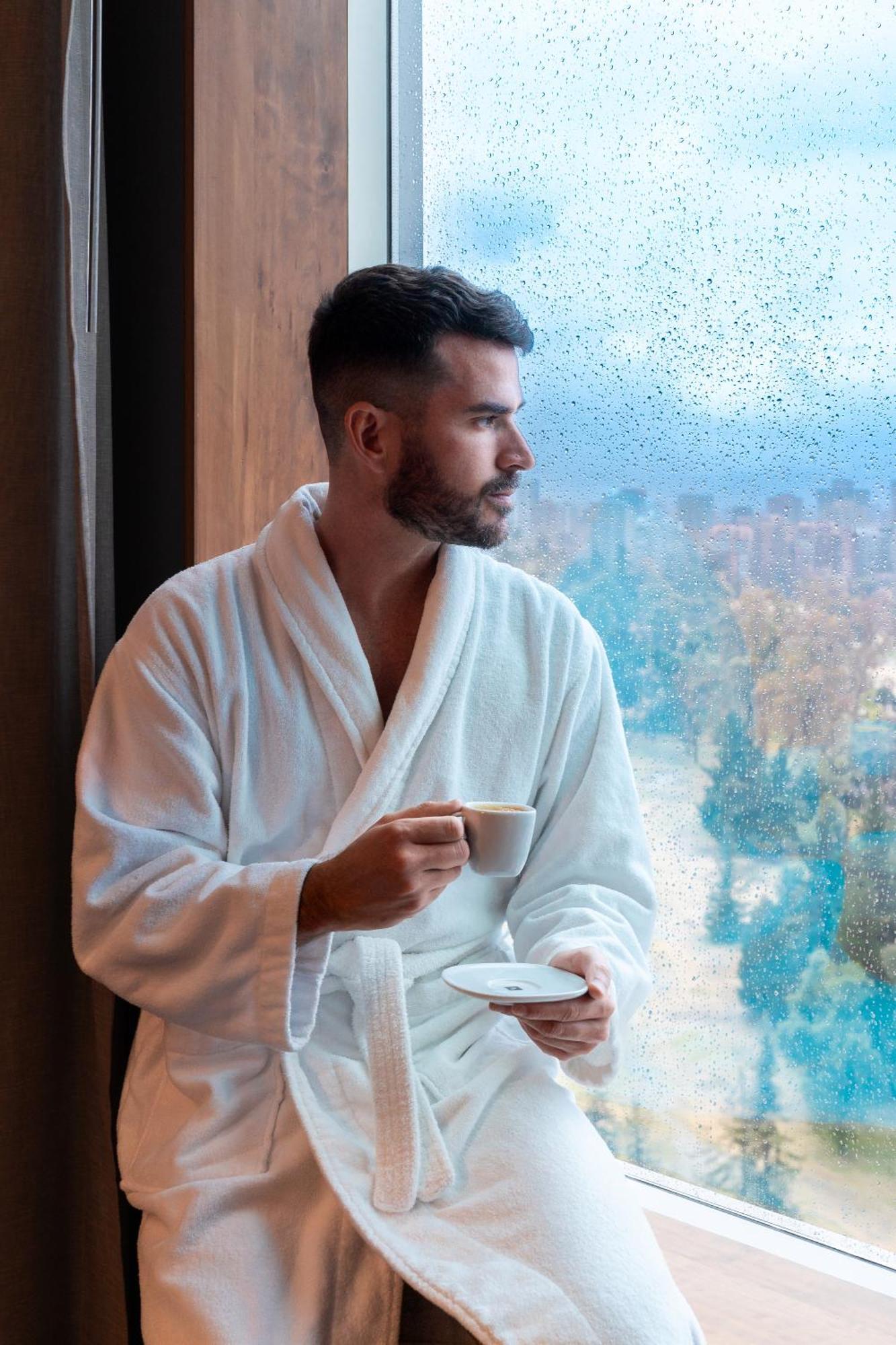 Pullman Santiago Vitacura Экстерьер фото A man wearing a bathrobe