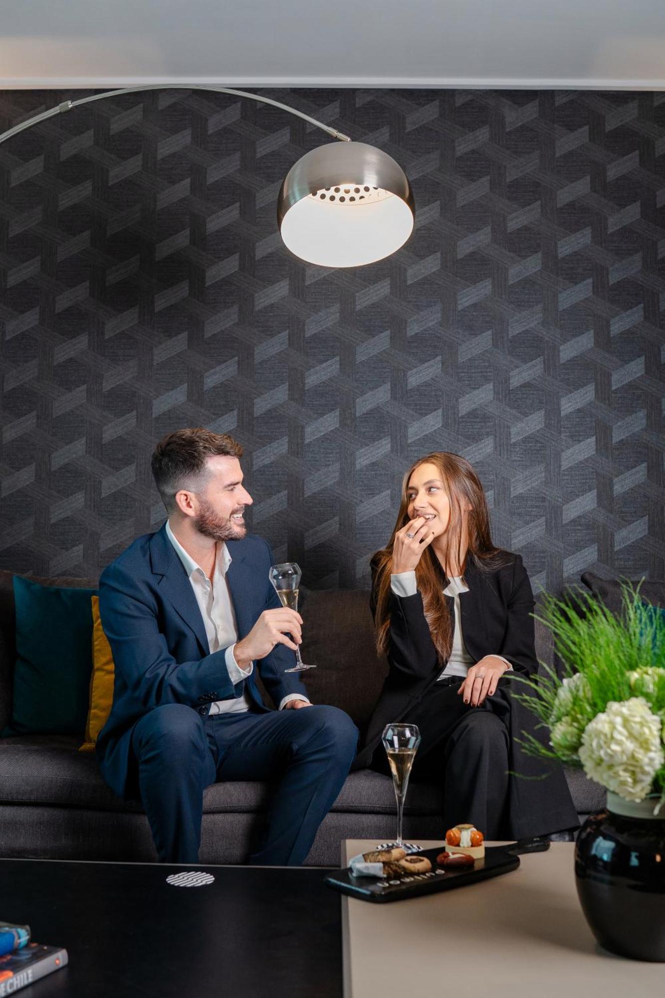Pullman Santiago Vitacura Экстерьер фото The hosts of the show, Ben and Kate