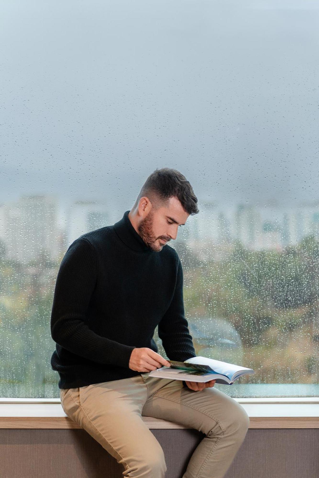 Pullman Santiago Vitacura Экстерьер фото A man wearing a turtleneck