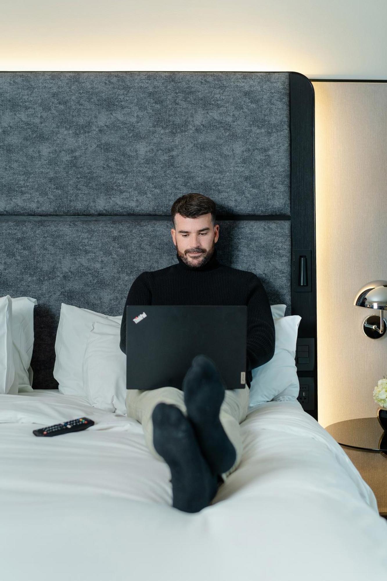 Pullman Santiago Vitacura Экстерьер фото A man working from home