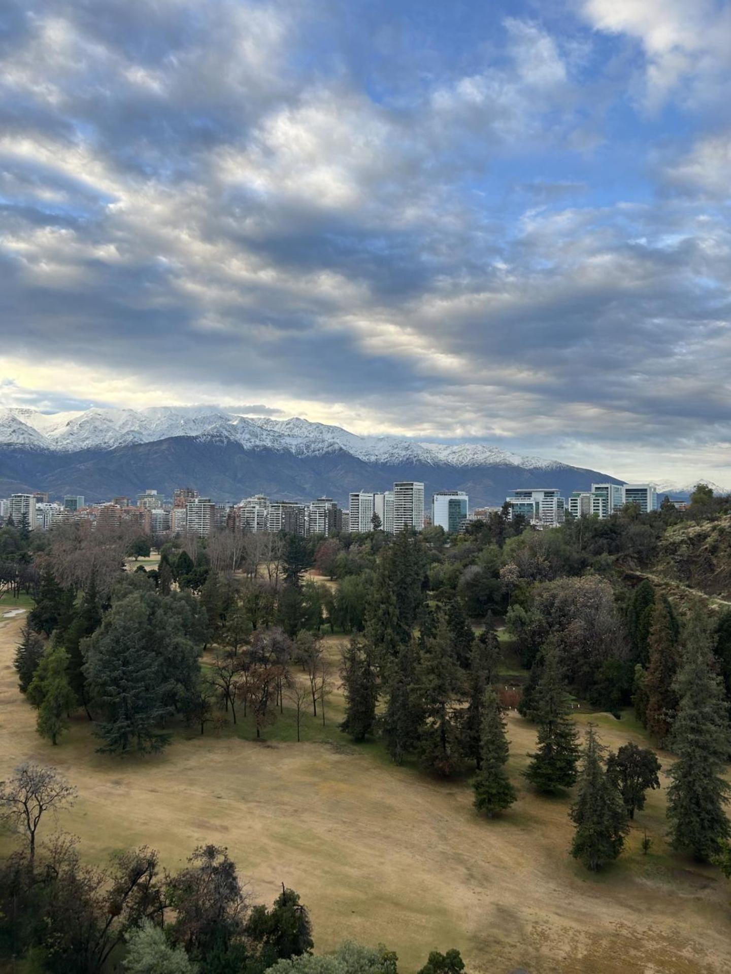 Pullman Santiago Vitacura Экстерьер фото View of the city from the park